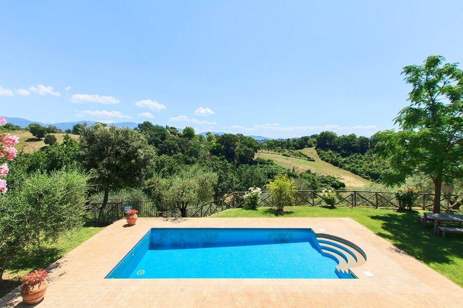 Traumhafter Blick vom Pool zur Alleinnutzung des Ferienhauses Casale Upupa bei Rom