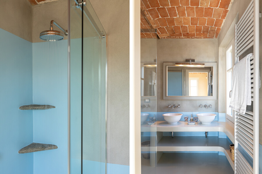 Modernes Luxusbad im Ferienhaus Casa Moscata im Piemont
