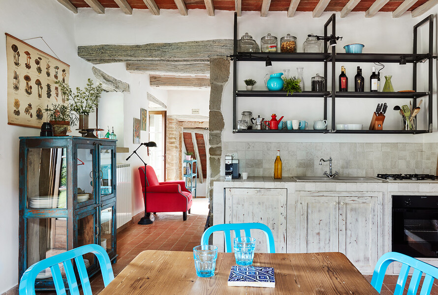 Küche mit Esstisch im Ferienhaus Arco in Umbrien