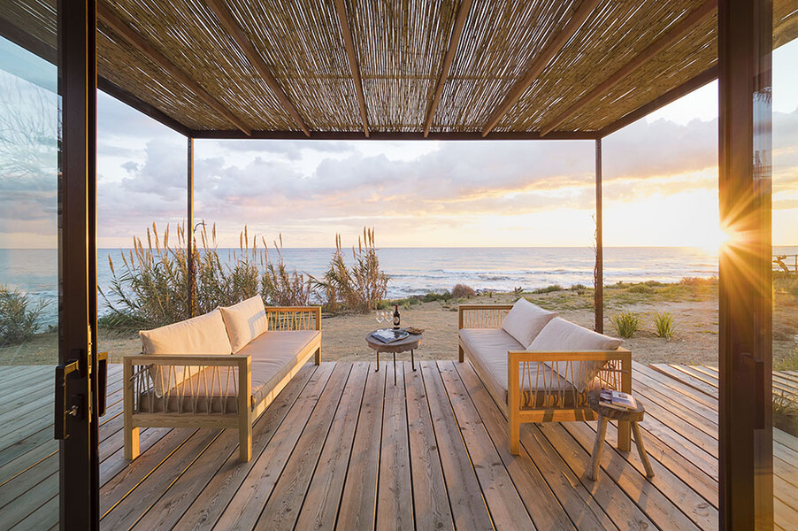 Ferienhaus mit Terrasse direkt am Sandstrand am Meer in Süditalien