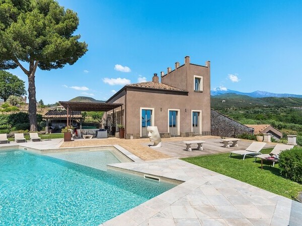 Villa in Sizilien mit großem Pool und Panorama über die Landschaft