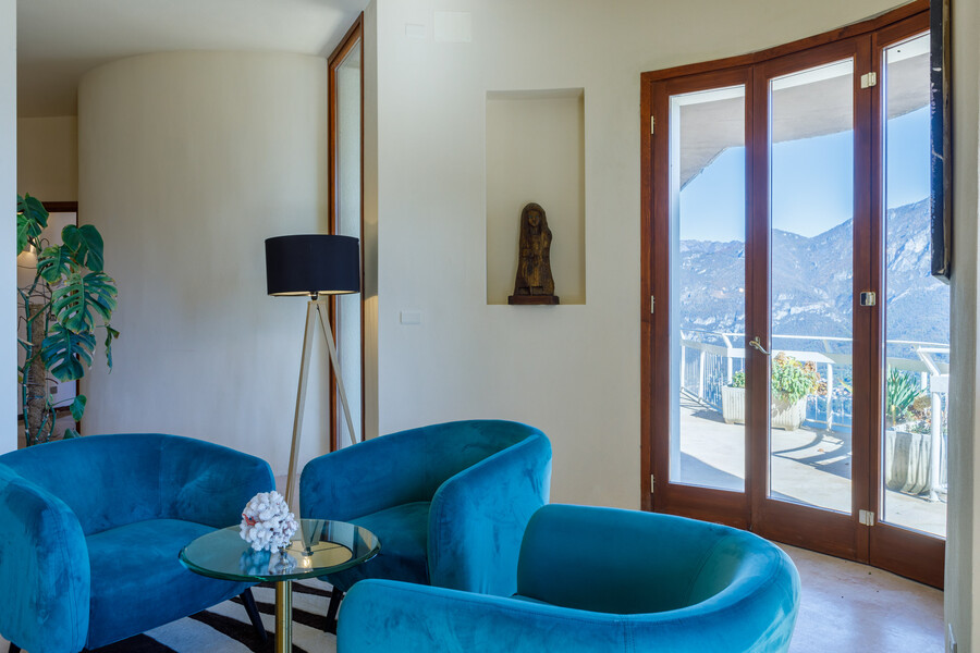 Villa Ponti Bellavista salone 2 3 chairs, terrace, mountains, lamp