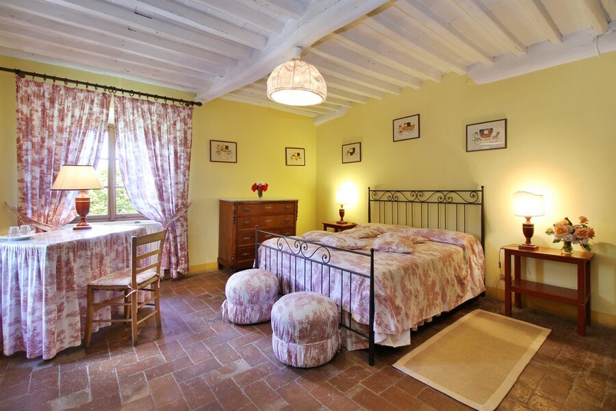 Elegantes Schlafzimmer in der Villa in Lucca