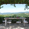 Ferienhaus mit Steintisch mit Pergola und Blick über die Toskana 