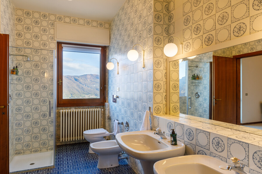 Villa Ponti Bellavista Como Bathroom to mountains
