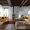 Wohnzimmer mit Retromöbeln und Ofen im Ferienhaus Bellaria in Umbrien