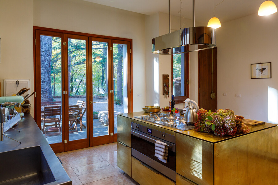 Villa Ponti Bellavista Kitchen with hydies towards driveway