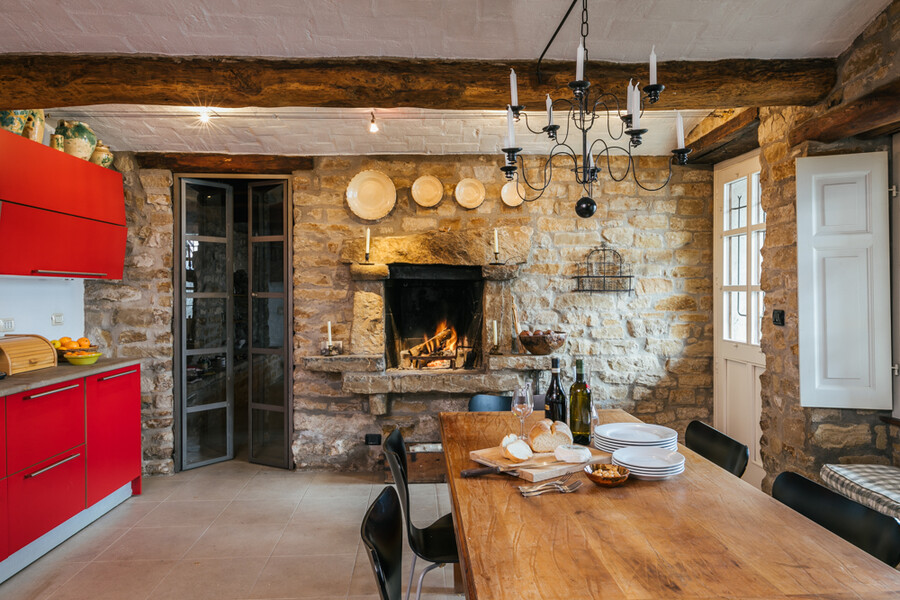 Grosser Holztisch in der Küche Cascina delle Langhe im Piemont