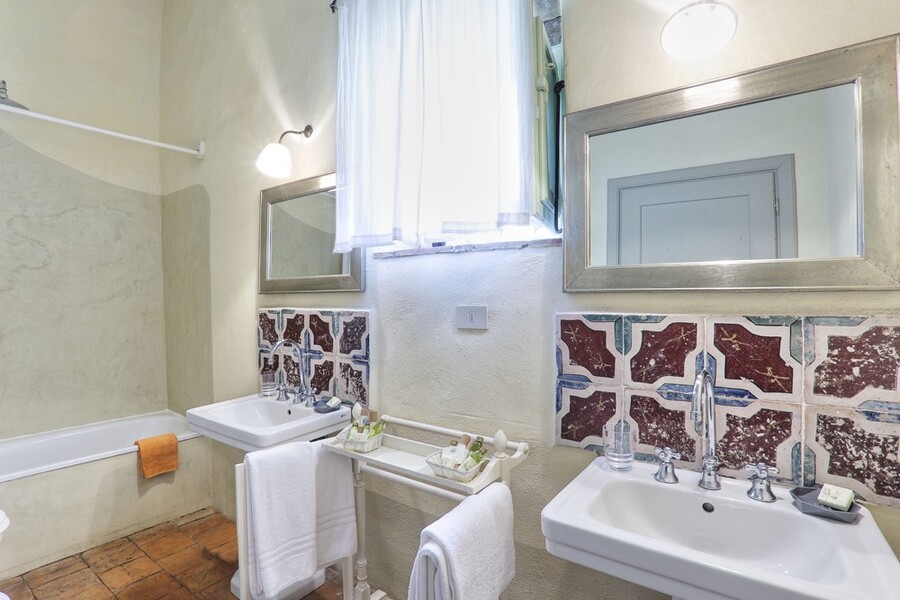 Schönes Badezimmer mit orginal toskanischen Fliessen im Ferienhaus La Sorgente