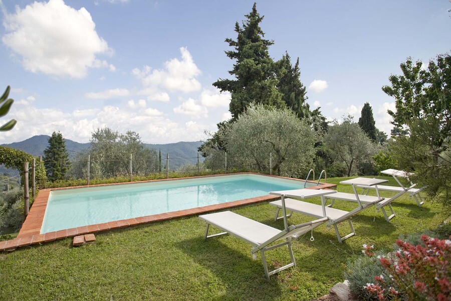 Pool und Sonnenliegen im Garten der casa fiora in der Toskana