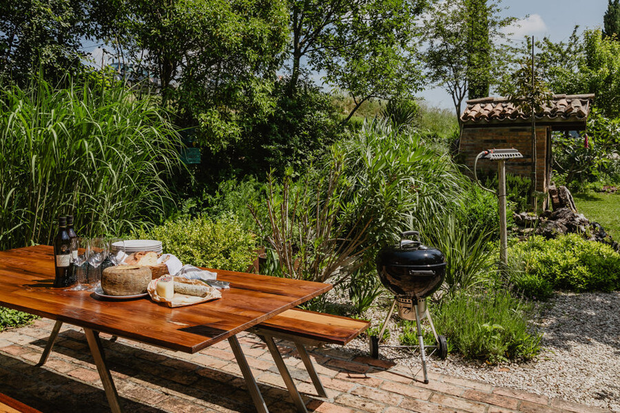 Aussenesstisch mit Grill in der Casa Sorbolongo in Le Marche