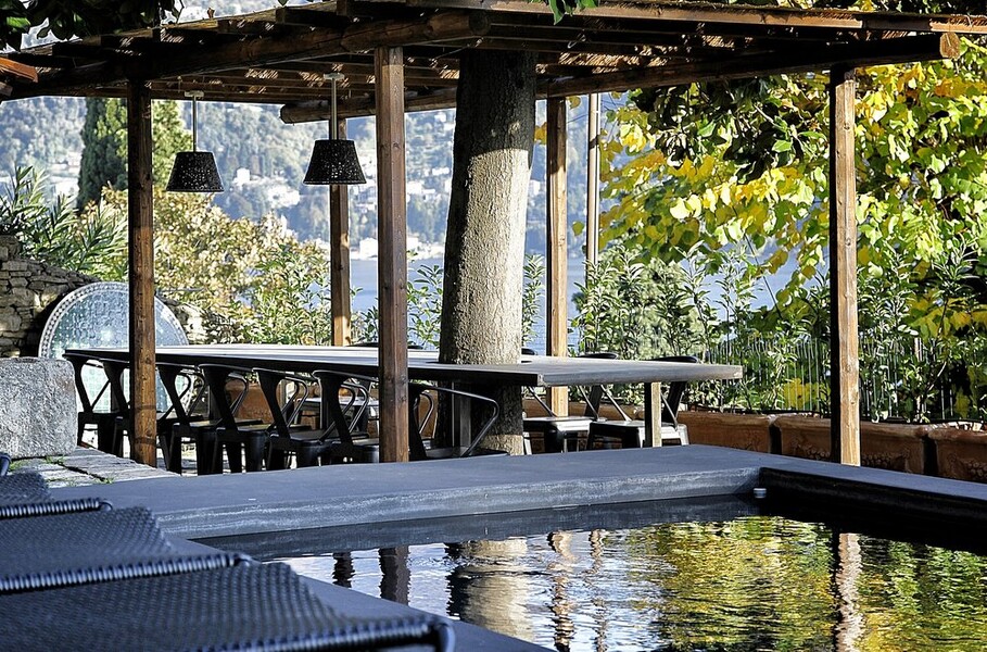 Pool und Aussenesstisch der Villa Crotto am Lago di Como
