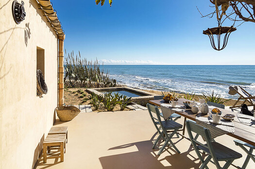 Ferienhaus Italien – Terrasse eines Ferienhauses auf Sizilien mit Blick auf das Meer.