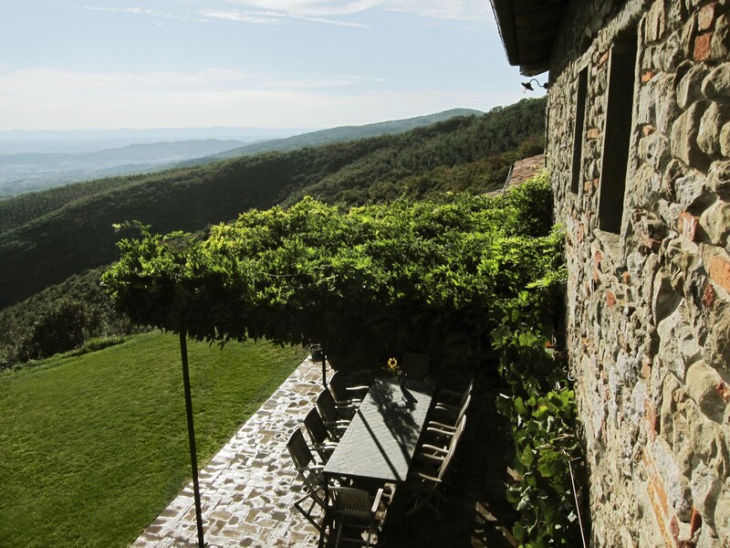 Überwachsene Terrasse mit Blick auf den Trasimeno See in Umbrien