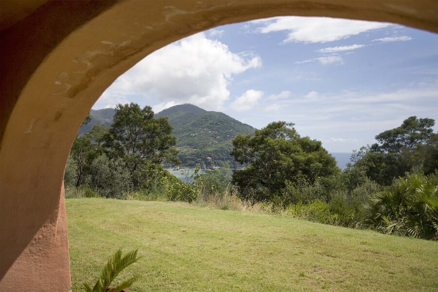 Blick vom Ferienhaus in Ligurien über den naturbelassenen Garten bis hin zum Meer