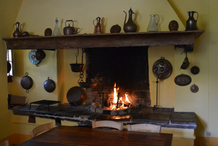 Küche mit offenem Kamin in der Villa Buonvisi in Lucca