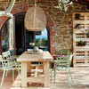 Überdachte Terrasse mit Holzesstisch im Ferienhaus Arco in Umbrien