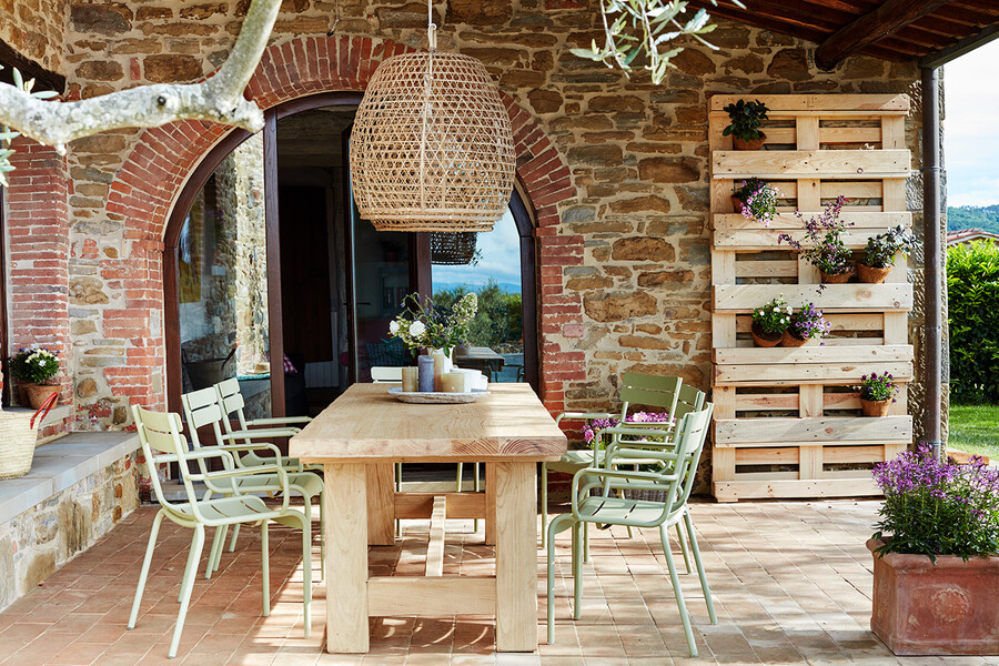 Überdachte Terrasse mit Holzesstisch im Ferienhaus Arco in Umbrien