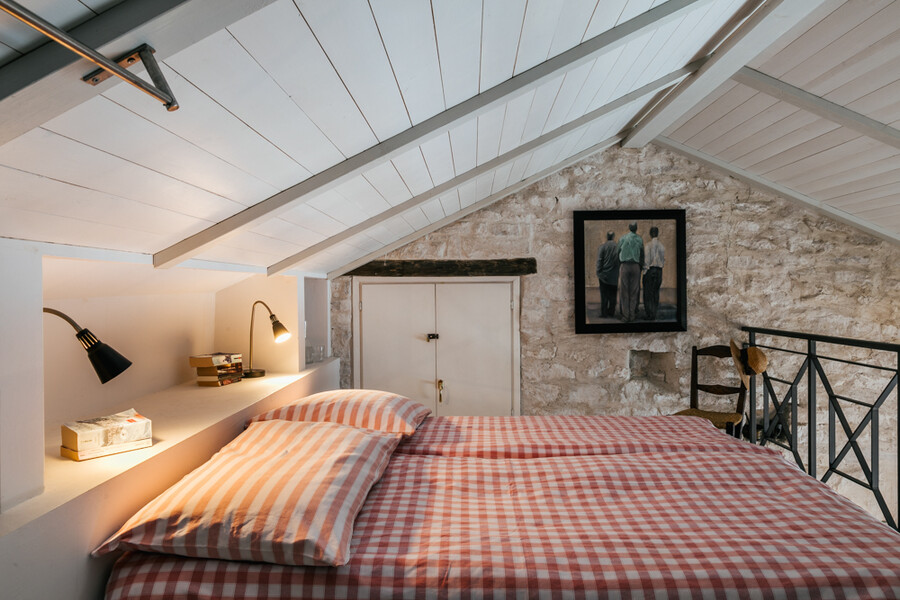 Doppelbett in der Mansarde des Ferienhauses Cascina delle Langhe