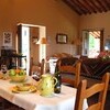 Die Ferienvilla Compignano Barn verfügt im Wohnbereich auch über einen Holzofen für gemütliche Abende
