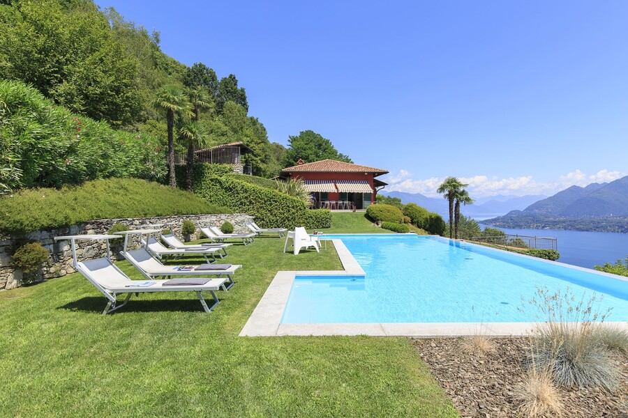 Privater Pool und Garten der Villa Falcone mit Blick auf den See