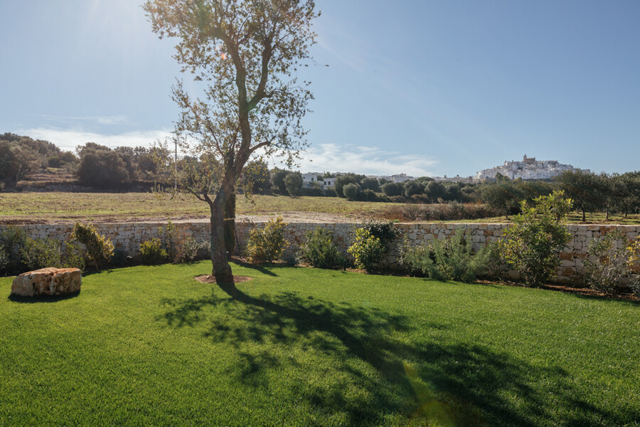 Garten mit Rasen in der Ferienvilla in Apulien Bellavista mit Blick auf Ostuni