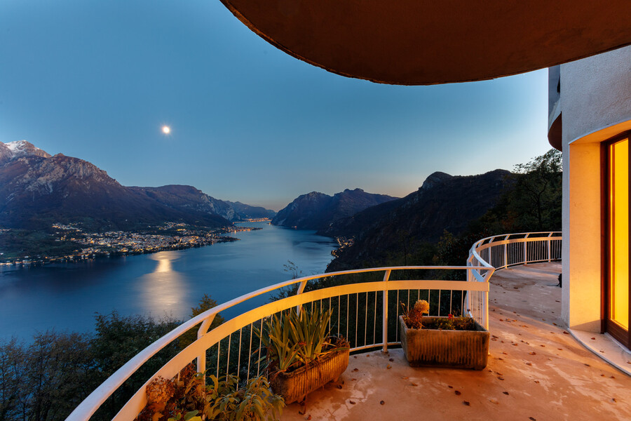 Villa Ponti Bellavista moon from iddle balcony on lake plants