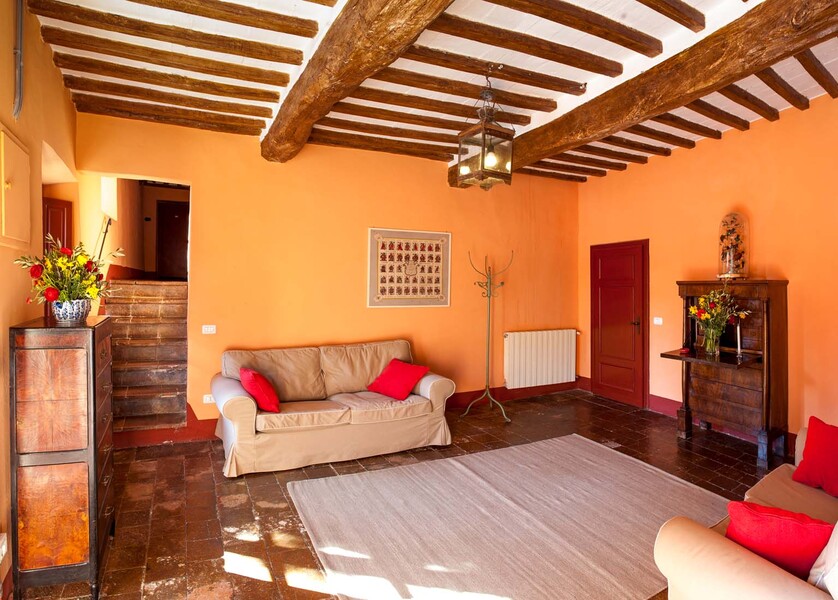 Der Mix aus modernen und klassichen Möbeln und Farben macht den Charme dieses Ferienhauses in der Toskana aus