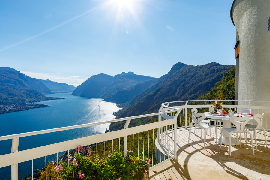 Villa Ponti Bellavista top terrace table and plants