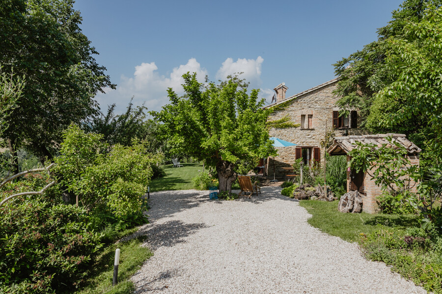 Steinhaus mit viel Grün in den Marken Casa Sorbolongo