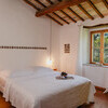 Schlafzimmer mit individueller Einrichtung in der Casa Sorbolongo