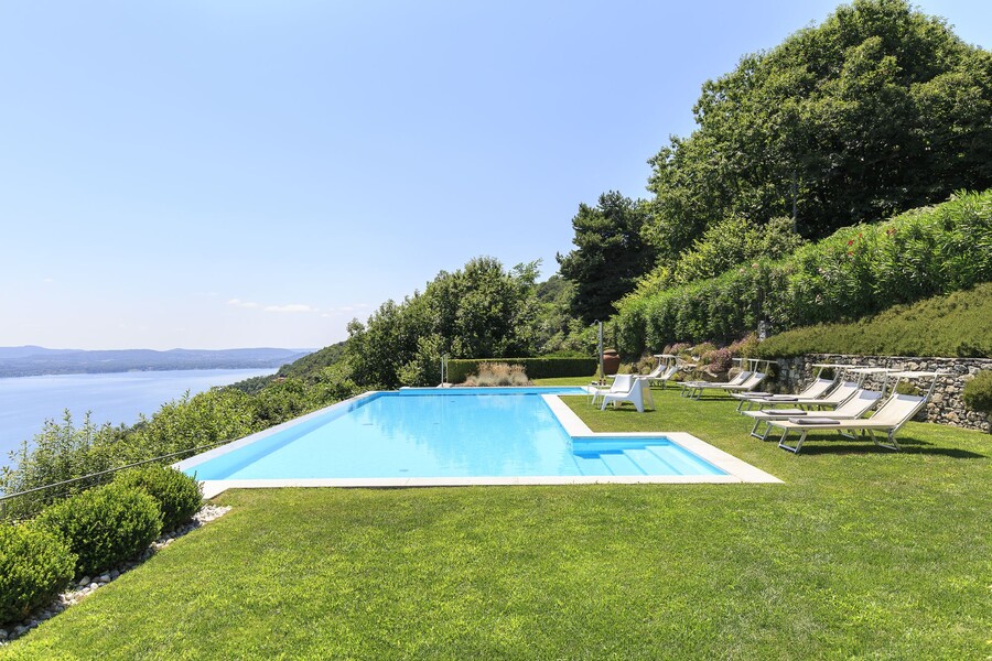 Garten und Pool der Villa Falcone am Lago Maggiore
