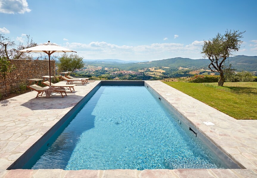 Pool mit Blick auf die Landschaft in Umbrien