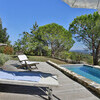 Pool mit Sonnenliege im Ferienhaus Monte Cavallo in der Toskana