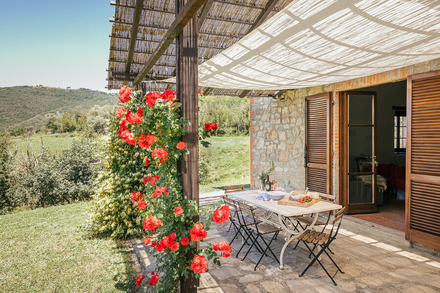 Veranda mit Rosen und Sonnensegel vor der Casa Campori in Umbrien