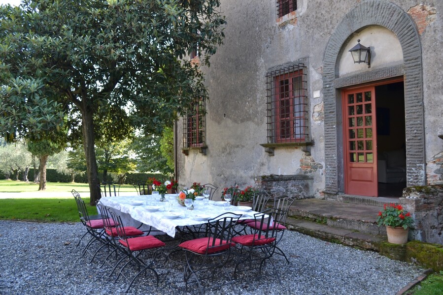 Grosser Esstisch vor der Villa Buonvisi in der Toskana
