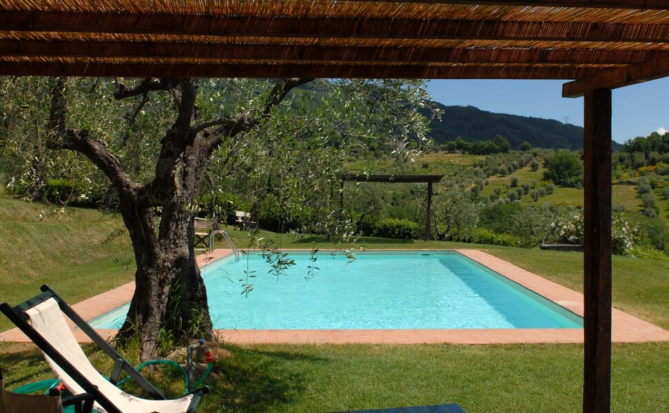 Genießen Sie von Ihrem hauseigenen Pool den Ausblick in die grünen Hügel der Toskana