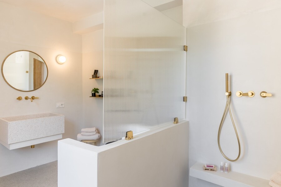 La Casetta at La Segreta Bathroom 2 with shower and fluted glass