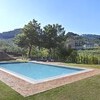 Pool im Garten des Ferienhaus Uva in der Toskana mit Blick auf die grünen Hügel