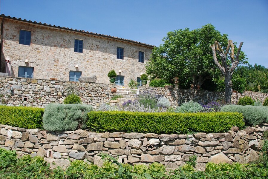 Terrassenförmiger Garten der exklusiven Ferienvilla Le Porciglia bei Siena