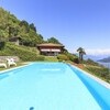 Pool der Villa Falcone am Lago Maggiore mit Blick auf den See