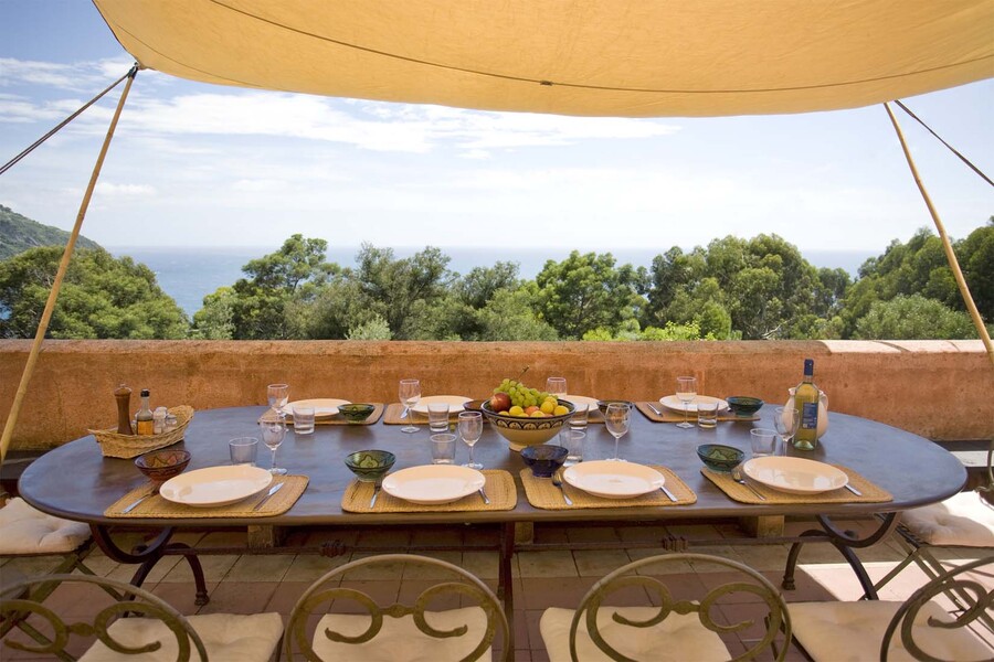 Ferienhaus mit Esstisch und Blick auf das Meer in Ligurien