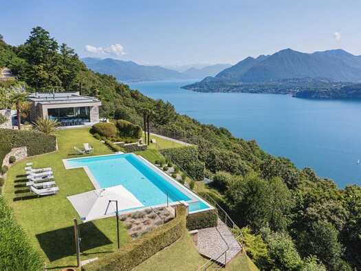 Ferienhaus Italien – Villa mit Infinity-Pool und Blick auf den Lago Maggiore inmitten der Natur.