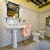Auch die Badezimmer im Giannello zeichnen sich durch Terracotta-Böden und Holzbalkendecken aus
