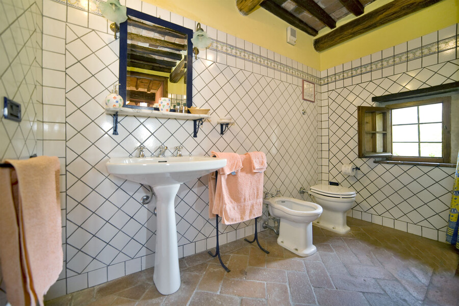 Auch die Badezimmer im Giannello zeichnen sich durch Terracotta-Böden und Holzbalkendecken aus