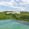 Überlauf-Pool mit Blick auf die Weinberge im Piemont von der Casa Moscata
