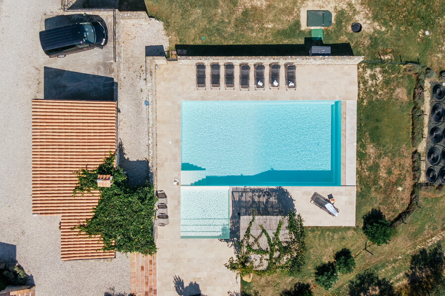 Pool mit Sonneliegen in der Casa Winther in Umbrien