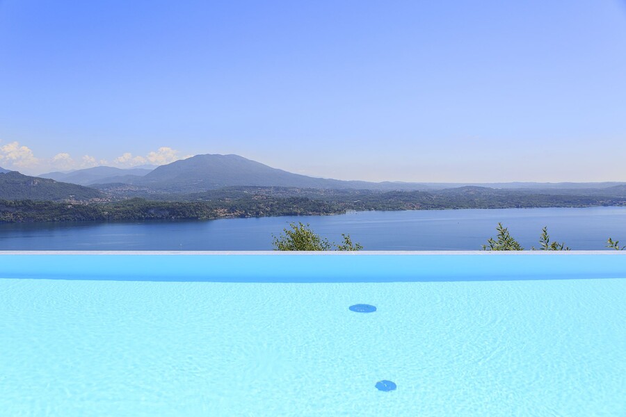 Atemberaubender Blick auf den See vom privatem Pool in der Villa Falcone