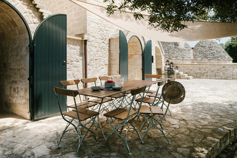 Esstisch unter einem Olivenbaum im Trulli Angelo im Ferienhaus in Apulien
