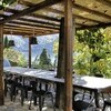 Esstisch unter einer Pergola im Garten der Villa Crotto am Comersee